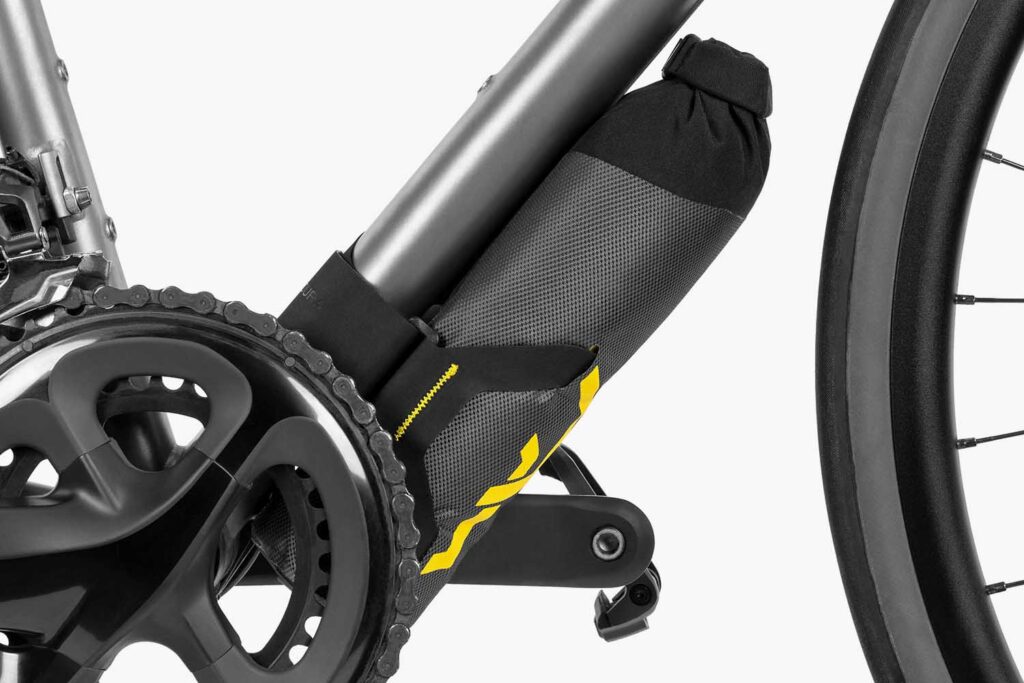 apidura expedition downtube pack 1.2l on bike 1